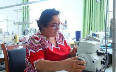 “家門口”辦起服裝廠 群眾就業(yè)有保障